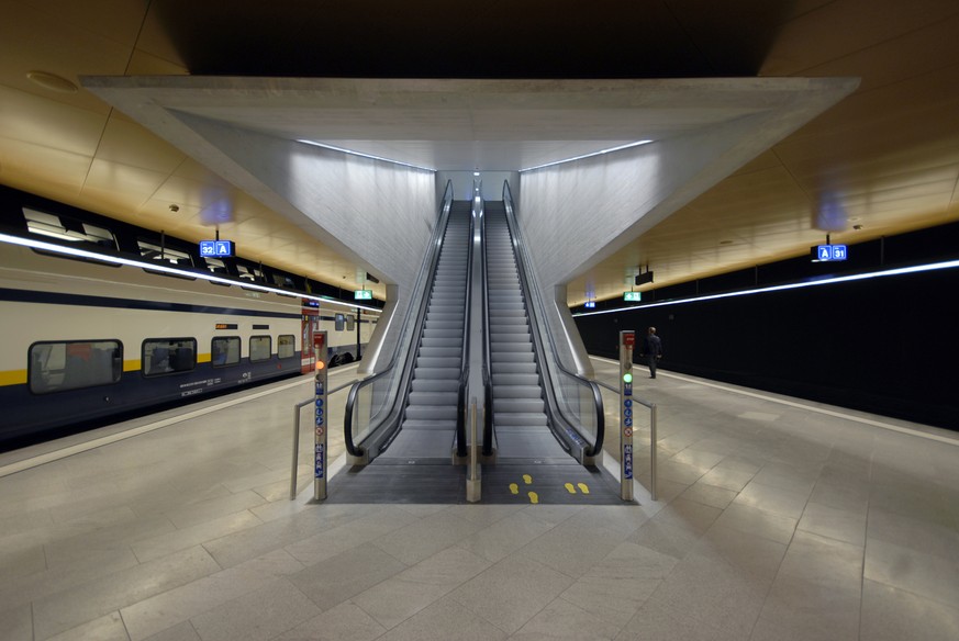 Durchgangsbahnhof Löwenstrasse.