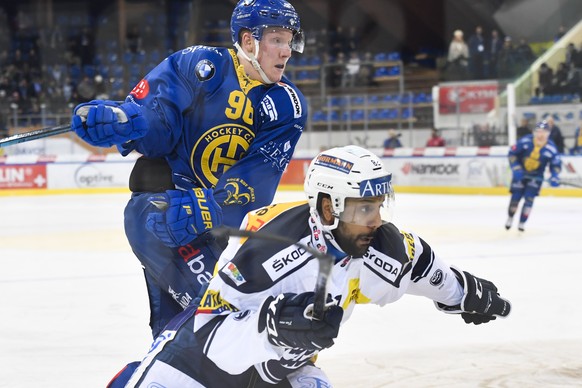 Davos&#039; Chris Egli, hinten, wetteilt mit Ambris Michael Ngoy, beim Eishockey-Qualifikationsspiel der National League A zwischen dem HC Davos und dem HC Ambri-Piotta, am Freitag, 23. November 2018, ...