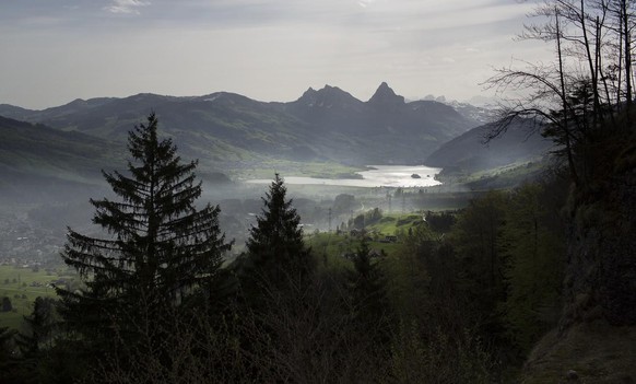 Hinter dem Lauerzersee am Fusse der Mythen liegt Seewen.