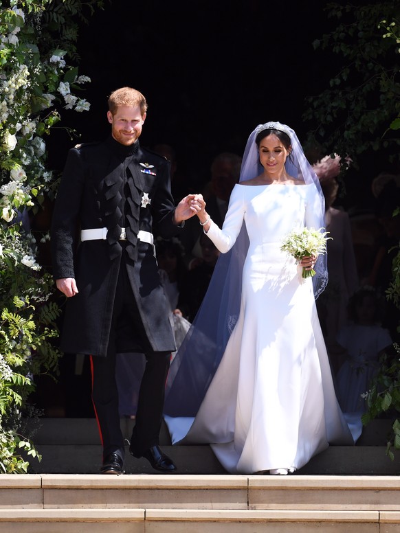 epa06749922 Britain's Prince Harry (L), Duke of Sussex and Meghan (R), Duchess of Sussex exit St George's Chapel in Windsor Castle after their royal wedding ceremony, in Windsor, Britain, 19 ...