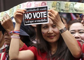 Am 1. Februar 2014 protestieren Regierungskritiker gegen die Wahl vom Sonntag.