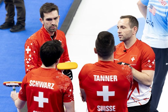 Switzerland skip Peter De Cruz, top left, speaks with his teammates Benoit Schwarz, Valentin Tanner and Sven Michel, during the men&#039;s Round Robin game between the Switzerland and USA at the Natio ...