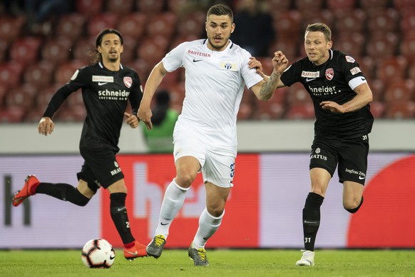 Zuerichs Mirlind Kryeziu, links, spielt um den Ball mit Thuns Stefan Glarner, rechts, im Fussball Meisterschaftsspiel der Super League zwischen dem FC Zuerich und dem FC Thun im Letzigrund, am Mittwoc ...