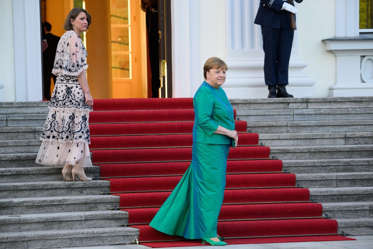26.05.2024, Berlin: Angela Merkel (CDU), ehemalige Bundeskanzlerin, wird von D�rte Dinger, Chefin des Bundespr�sidialamts, beim Staatsbankett zu Ehren des Pr�sidenten von Frankreich, Macron, und seine ...