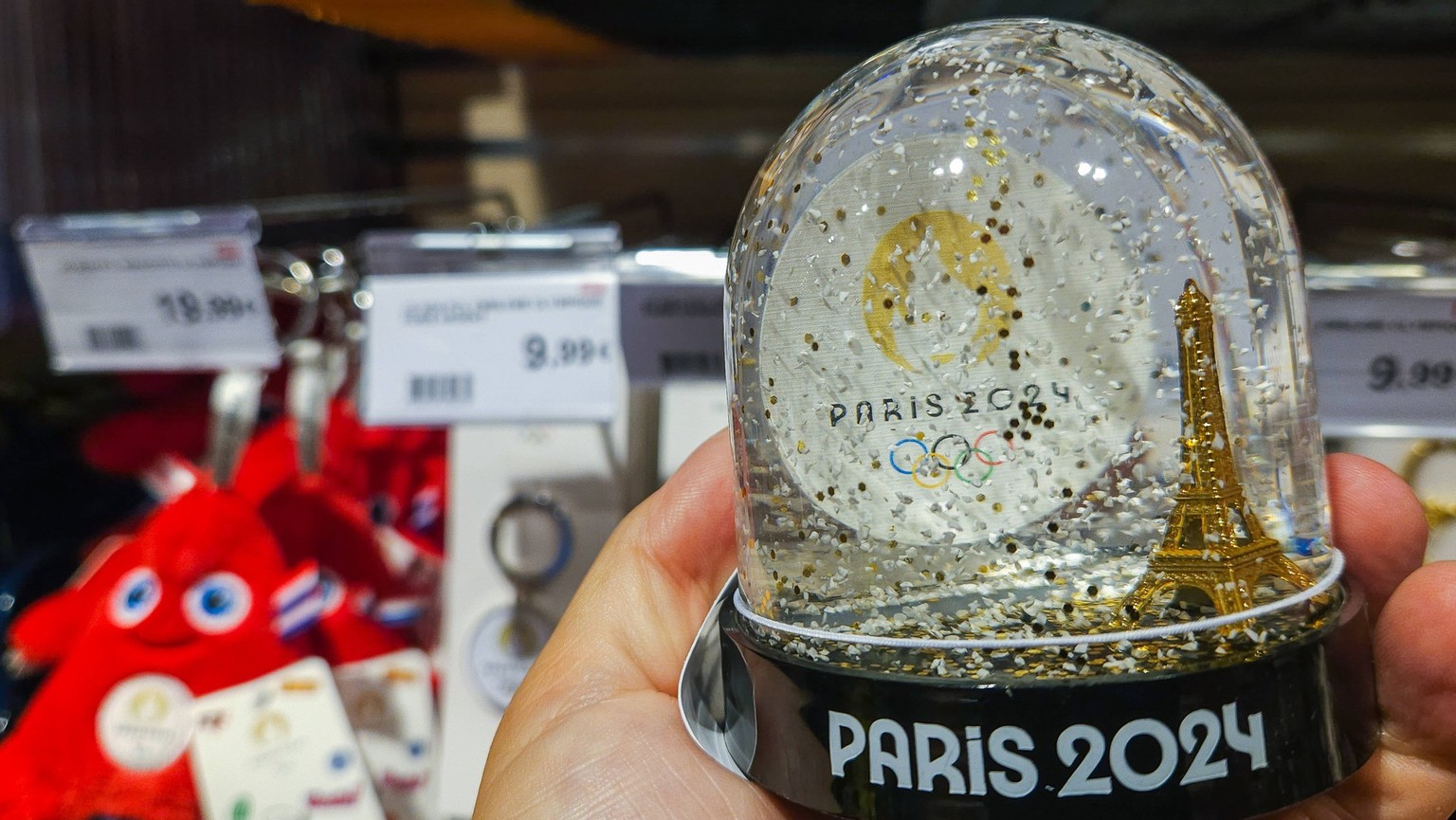 Paris Charles De Gaulle Airport ROISSY-EN-FRANCE, FRANCE - AUGUST.14, 2023: Paris Olympics 2024 accessories, gifts and merchandise on display in a shop at Paris Charles de Gaulle Airport, on August 14 ...