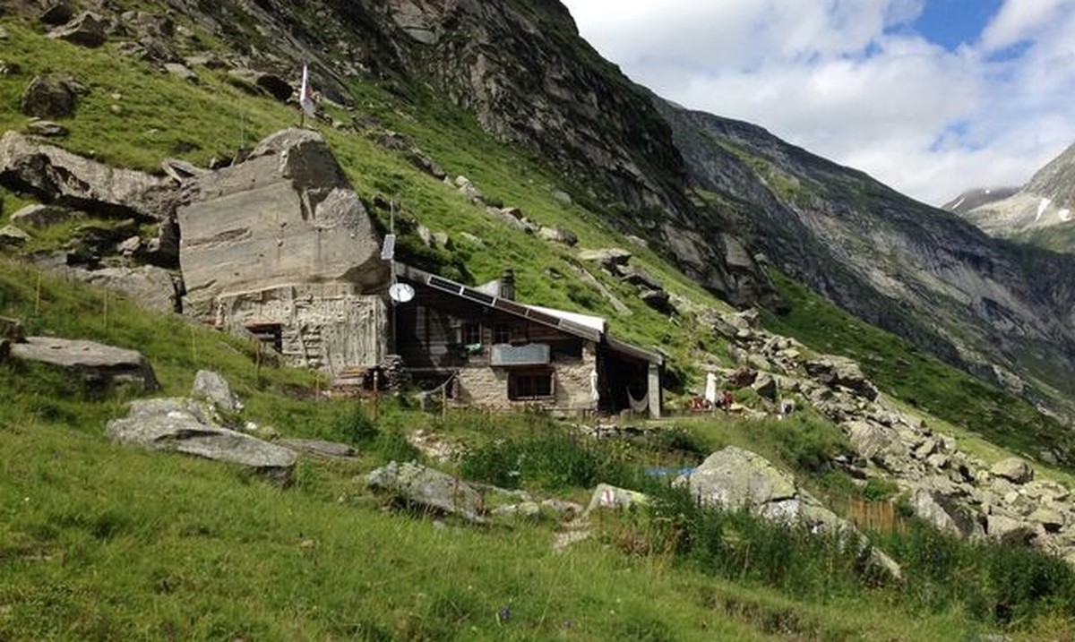 Die Läntahütte ist gekonnt an den Fels gebaut.
