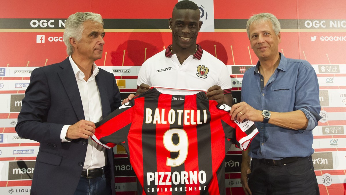 epa05520204 OGC Nice's French Milan's Italian forward Mario Balotelli attends a press conference and presents his jersey soccer with team president Jean Pierre Rivere (L) and the coach Lucie ...