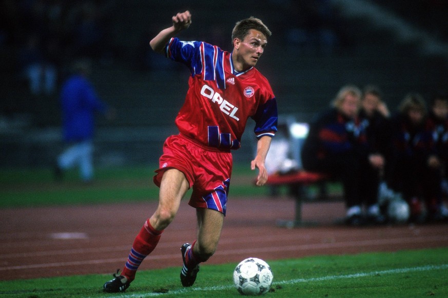 Bildnummer: 08435634 Datum: 05.04.1995 Copyright: imago/Claus Bergmann
Dietmar Hamann (FC Bayern M�nchen) am Ball; CB04 Fussball Champions League EC 1 GER Vdia xmk 1994 1995 quer Aktion Einzelbild Fr ...