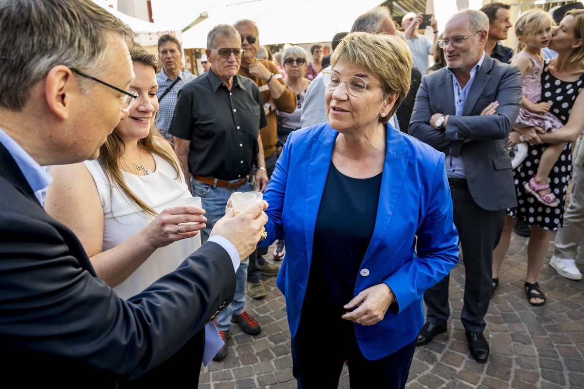 La presidente de la Confederation Viola Amherd, boit un verre de vin valaisan avec le conseiller d'Etat valaisan Franz Ruppen pendant un aperitif dans la rue du Grand-Pont lors de l'excursio ...