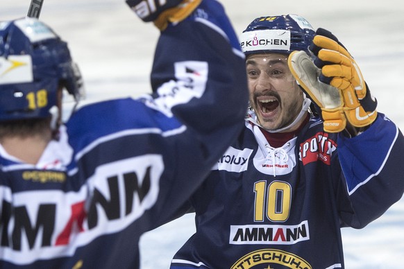 Langenthals Marc Kaempf, links, und Philippe Seydoux, jubeln zum 1:0, im Eishockey Cup 1/16 Final Spiel zwischen dem SC Langenthal aus der NLB, und dem SC Bern aus der National League A, am Mittwoch 3 ...