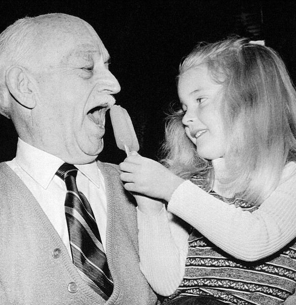 Frank Epperson (78) feiert mit seiner Enkelin Nancy (5) den 50. Jahrestag seiner Erfindung, 1973.