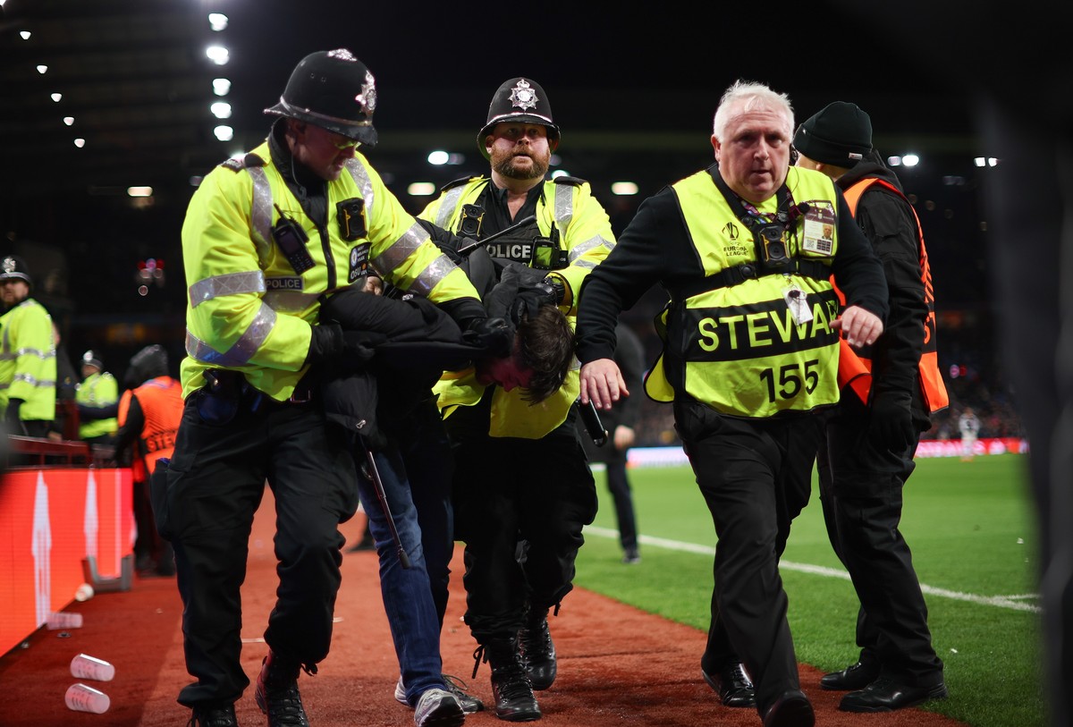 epa12553113 A fan of Young Boys is carried out by police during the UEFA Europa League league phase match between Aston Villa and BSC Young Boys in Birmingham, Britain, 27 November 2025. EPA/ADAM VAUG ...