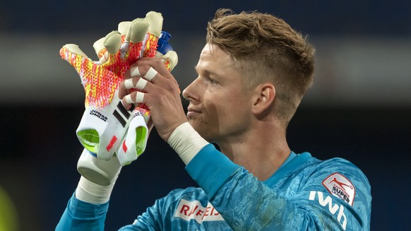 Basels Torhueter Jonas Omlin bedankt sich bei den Zuschauern nach dem Fussball Meisterschaftsspiel der Super League zwischen dem FC Basel 1893 und dem BSC Young Boys im Stadion St. Jakob-Park in Basel ...