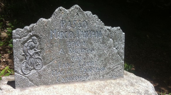 Auch zehn Jahre nach seinem Tod wird Pantani von seinen Fans noch verehrt. Diesen Gedenkstein hat ein Fanclub im Centovalli aufgestellt, auf dem in «Passo Marco Pantani» umgetauften Piano di Sale.