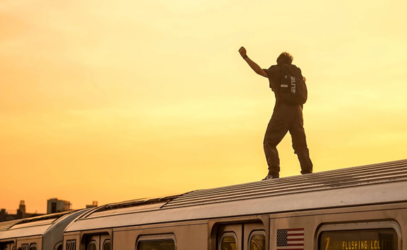 Ein Subway-Surfer reitet in Queens auf dem Dach der New Yorker U-Bahn.