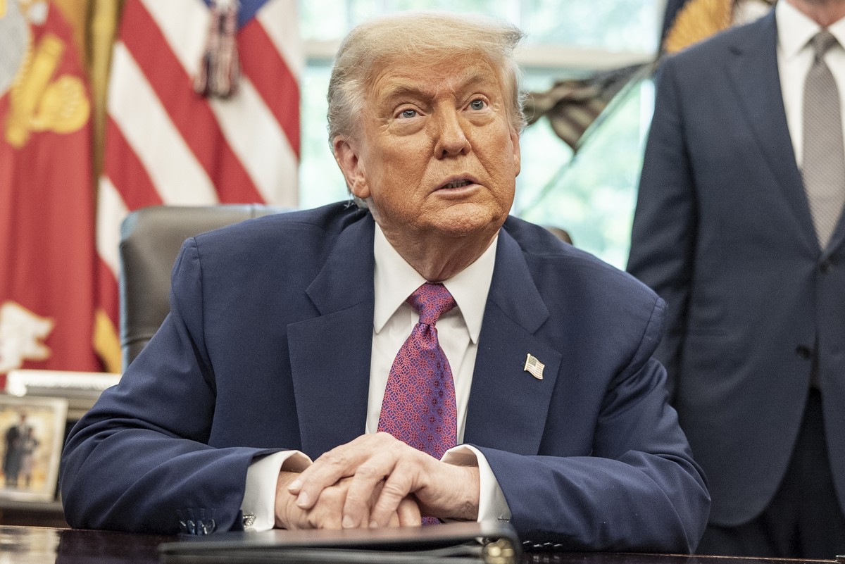 epa12168509 US President Donald Trump speaks in the Oval Office at the White House, in Washington, DC, USA, 10 June 2025. EPA/KEN CEDENO / POOL