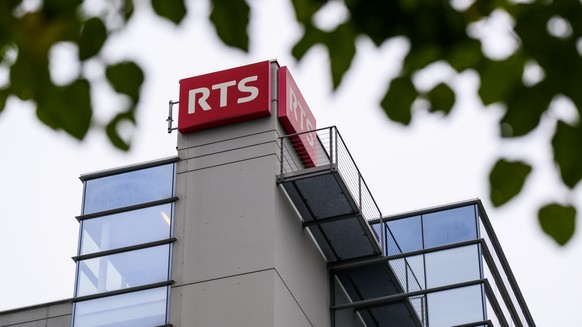 Un logo sur le batiment de la RTS lors de la fete des 100 ans de la RTS, la Radio Television Suisse le samedi 1 octobre 2022 a Lausanne. (KEYSTONE/Jean-Christophe Bott)