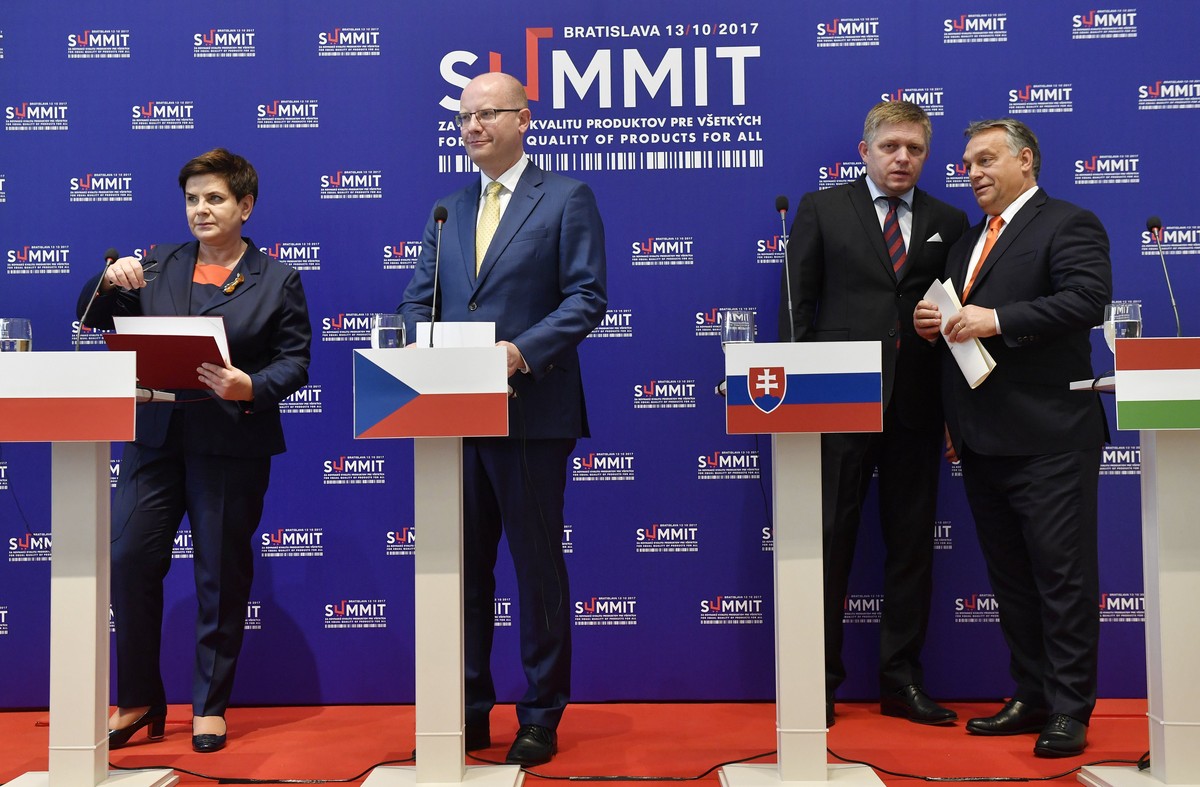 epa06263209 (L-R) Prime Ministers: Beata Szydlo of Poland, Bohuslav Sobotka of Czech Republic, Robert Fico of Slovakia and Viktor Orban of Hungary during their joint press conference after the Summit  ...