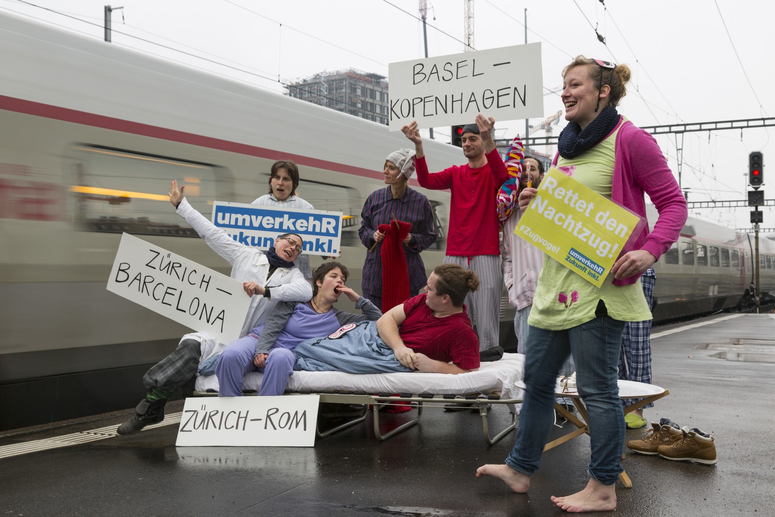 «Rettet die Nachtzüge», so lautet die Petition, die die Organisation umverkehR am Dienstag Morgen in sinnbildlicher Aufmachung präsentiert.