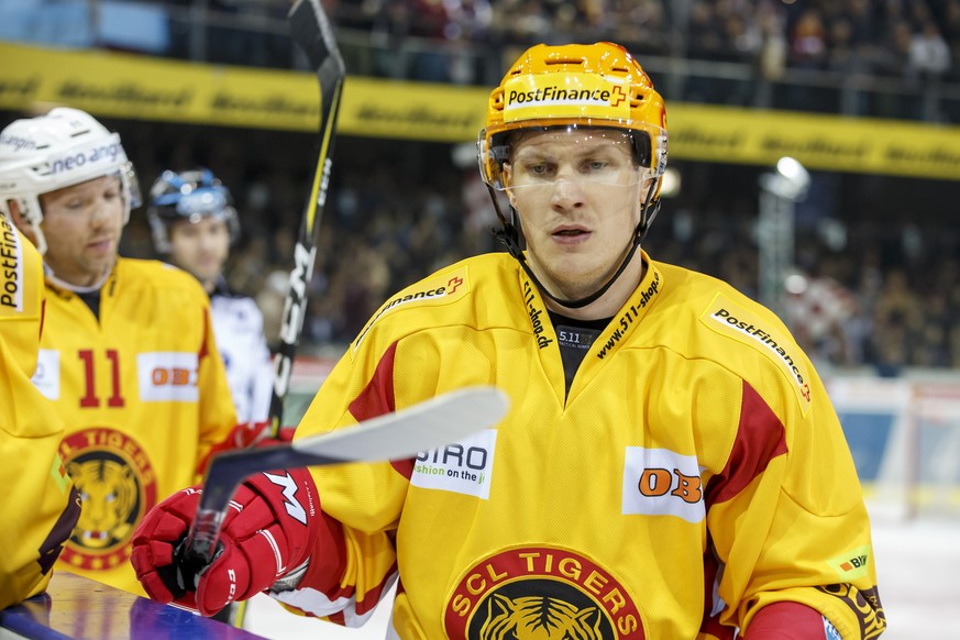 Tigers&#039; forward Antti Erkinjuntti, of Finland, returns on his bench, right, during a National League regular season game of the Swiss Championship between Geneve-Servette HC and SCL Tigers, at th ...