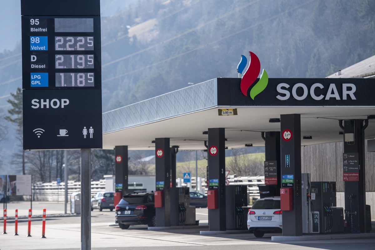 Eine Socar Tankstelle an der A-2 Autobahnraststaette Erstfeld praesentiert seine Benzinpreise am Samstag, 5. Maerz 2022, in Erstfeld im Kanton Uri. Wegen dem Krieg in der Ukraine sind die Rohoelpreise ...