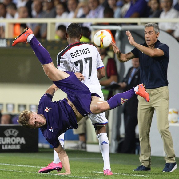 epa04935726 Fiorentina&#039;s Jakub Blaszczykowski (L) in action against Basel&#039;s Jean-Paul Boetius (C) during the UEFA Europa League group I soccer match between AC Fiorentina and FC Basel 1893 a ...