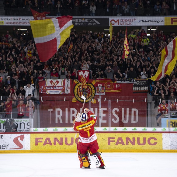 Biels Goalie Jonas Hiller begruesst die fans von EHCB nach der Sieg (5-3), im dritten Eishockey Playoff-Viertelfinalspiel der National League zwischen dem HC Biel und dem HC Ambri Piotta, am Donnersta ...