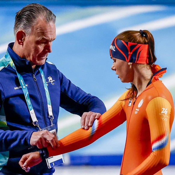 Anna Boersma of the Netherlands talks with Bert van der Tuuk of the Netherlands and FILA Teamwear Training and Practice, Milano Cortina 2026 Winter Olympics: Day 5, Speed skating, Eisschnelllauf - Mil ...