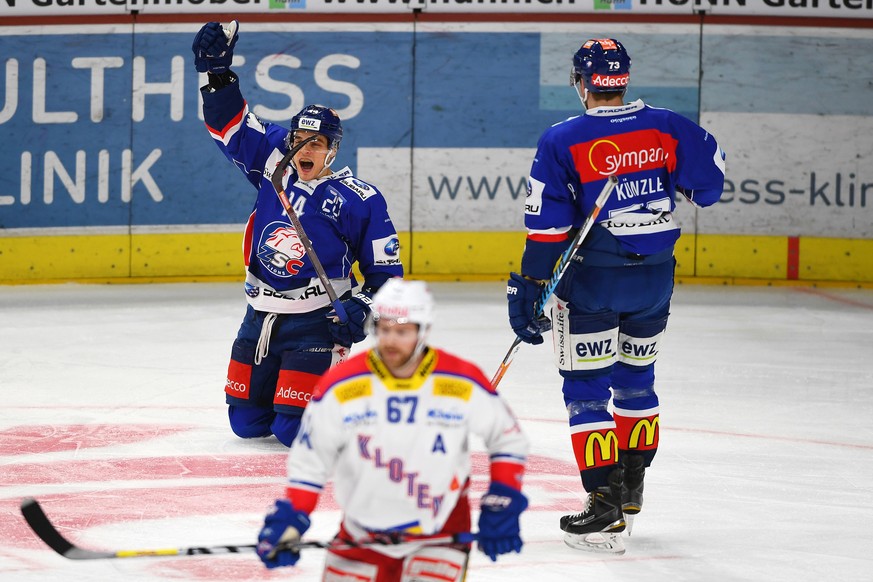 Der Zuercher Chris Baltisberger, links, jubelt nach dem Tor zum 1-0 neben Mike Kuenzle, rechts, und Klotens Romano Lemm, vorne, beim Eishockey-Meisterschaftsspiel der National League A zwischen den ZS ...