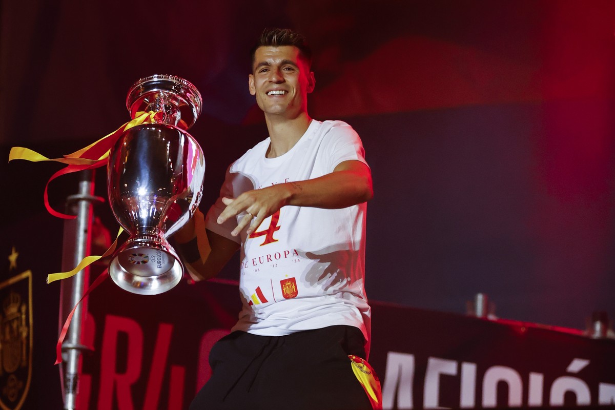 epa11480645 Spain's national soccer team captain Alvaro Morata celebrates the UEFA EURO 2024 victory at the Cibeles square in Madrid, Spain, 15 July 2024. Spain defeated England by 2-1 in the fin ...