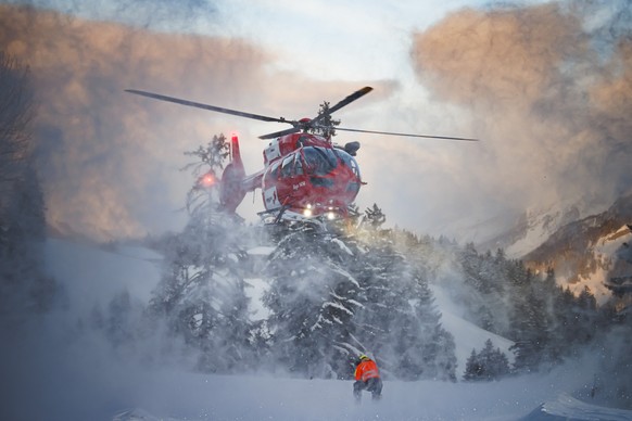 Un helicoptere de la Rega se pose lors d&#039;un exercice avalanche organise par les sauveteurs du Secours alpin romand (SARO) avec la participation entre autres de la Rega, des pompiers et de la gend ...