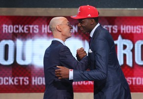 NBA-Commissioner Adam Silver gratuliert Clint Capela zu seinem Vertrag.