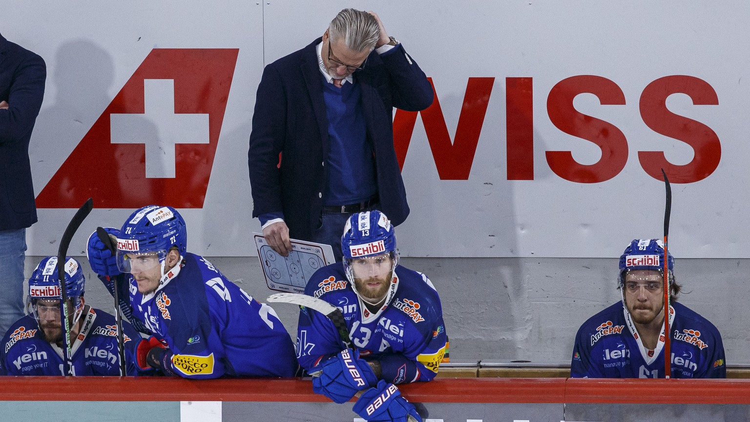 EHC Kloten Cheftrainer Per Hanberg, hinten, und seine Spieler Fabian Ganz, vorne von links, Robin Leone, Patrick Obrist und Jeffrey Fueglister enttaeuscht nach dem 2-4 waehrend dem fuenften Eishockey  ...