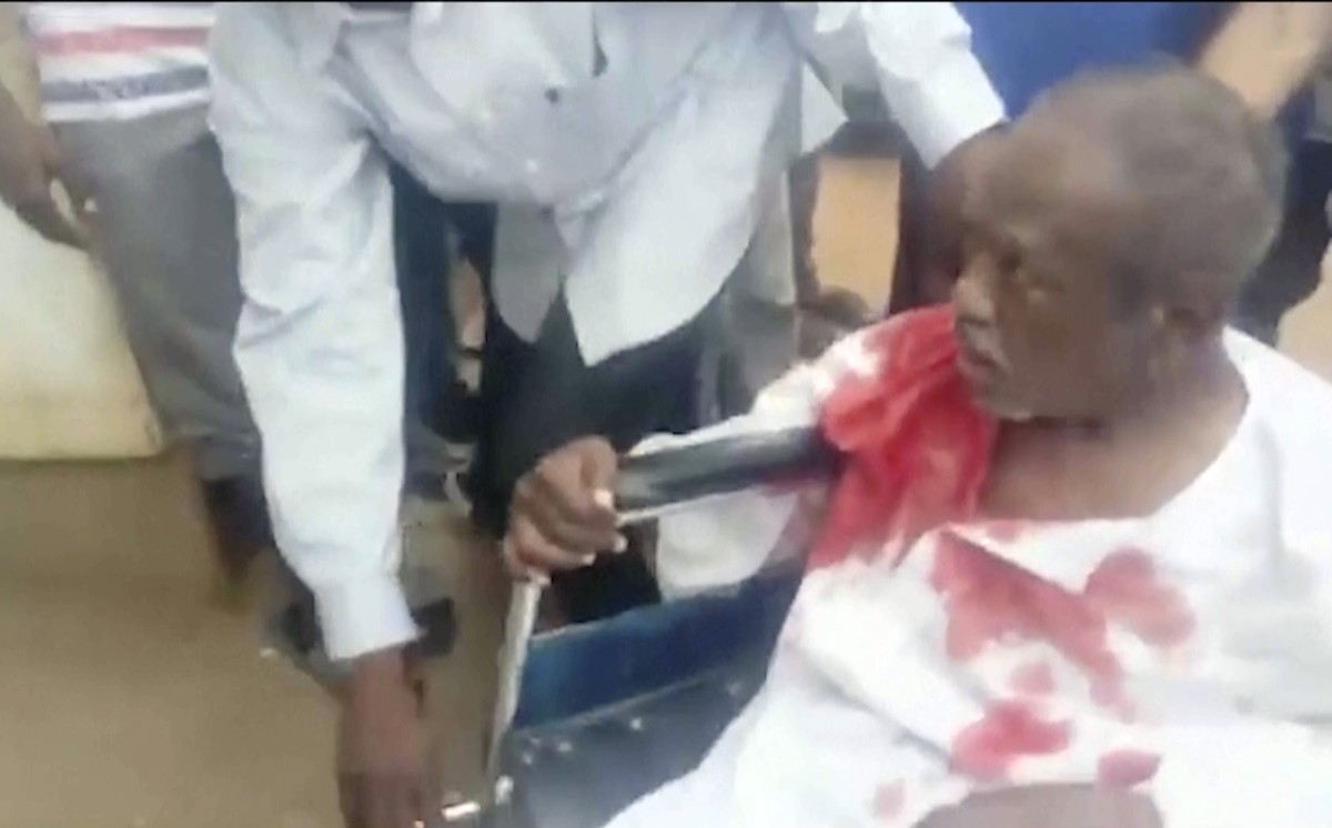 REMOVES INCORRECT BYLINE - A patient is being carried into a hospital in Khartoum, Sudan, Monday, April 17, 2023. Hospitals in the Sudanese capital are overwhelmed as the city turns into a war zone in ...