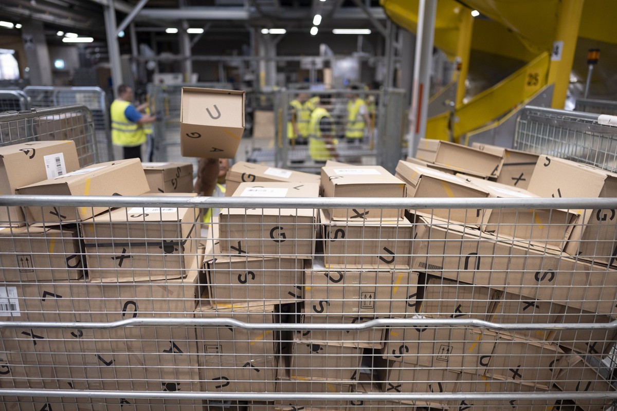 Die fertigen Packungen aus dem Hochregallager im Zentrallager und Logistikzentrum von Digitec Galaxus werden an verschiedene Wagen der Schweizer Post uebergeben, fotografiert am Montag, 16. Juni 2025  ...