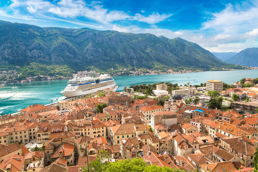 Touristenschwemme in 3, 2, 1 ... ein Kreuzfahrtschiff steuert Kotor an.