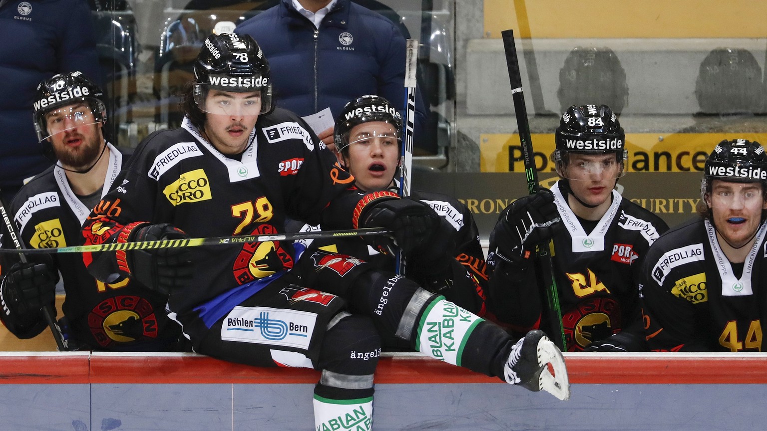 SCB Cheftrainer Mario Kogler, hinten rechts, Assistenztrainer Alex Chatelain, hinten links, und die Spieler Tristan Scherwey, Kyen Sopa, Joshua Fahrni, Ronny Daehler und Andre Heim, von links, im Eish ...