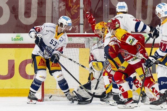 Biels PostFinance Top Scorer Fabio Hoferm, MItte-rechts, jubelt nach seinem Tor zum 2-0, beim Eishockey Meisterschaftsspiel der National League zwischen EHC Biel und EHC Zug, am Samstag, 14. Januar 20 ...