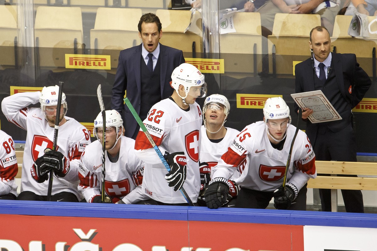 ARCHIVBILD ZUR MELDUNG, DASS CHRISTIAN WOHLWEND NEUER DAVOS-TRAINER WIRD --- Patrick Fischer, left, head coach of Switzerland national ice hockey team, next to Christian Wohlwend, right, assistant coa ...