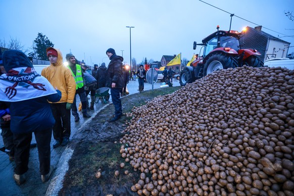 epa12637638 Farmers block the E411 motorway, connecting Brussels to Luxembourg, during a protest against the EU-Mercosur trade deal, near Wierde, Belgium, 09 January 2026. As the European Union is set ...