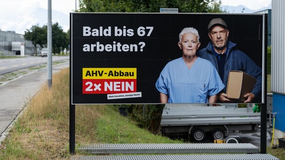 Ein Wahlplakat zur AHV-Initiative steht bei einer Strasse, am Samstag, 20. August 2022, in Muensingen. Am 25. September werden ueber die Vorlagen zur AHV-Revision, Massentierhaltung und Verrechnungsst ...