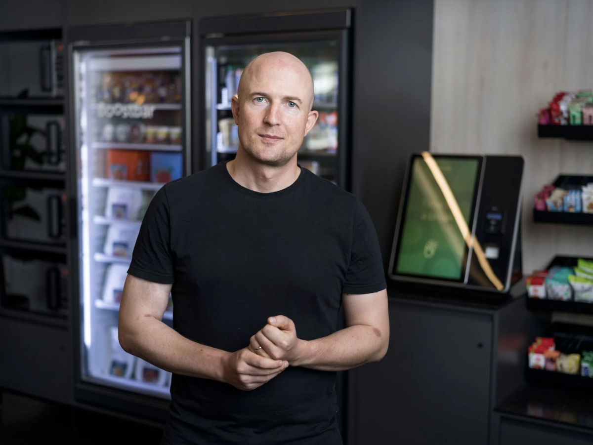 Pascal Uffer, Chef und Gründer des Start-ups «Boost inc» am Hauptsitz in Zürich vor einem seiner Verpflegungsautomaten und Kühlschränken.