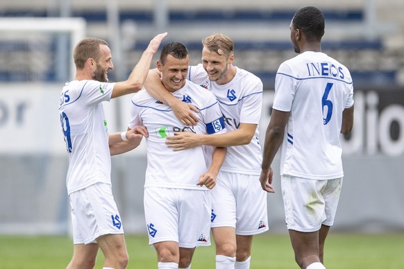 Die Spieler von Lausanne mit Stjepan Kukuruzovic, 2. von links, feiern das 0:3 beim Testspiel zwischen dem FC Luzern und dem FC Lausanne-Sport vom Mittwoch, 10. Juni 2020 in Luzern. (KEYSTONE/Urs Flue ...