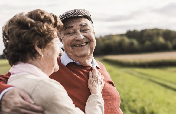 Happy senior couple spending leisure time at field on sunny day model released, Symbolfoto, UUF30728
