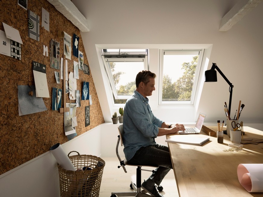 IMAGE DISTRIBUTED FOR VELUX SCHWEIZ AG FOR EDITORIAL USE ONLY - Im Dachgeschoss bietet sich die Moeglichkeit einen ruhigen Rueckzugsort fuer das Homeoffice einzurichten. Dezente und niedrige Einrichtu ...