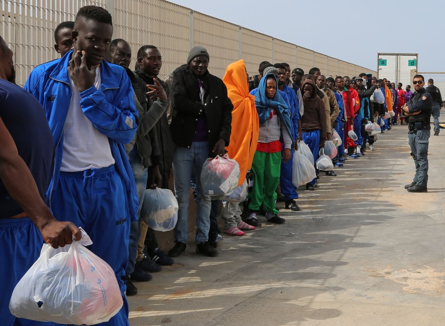 Flüchtlinge, die ihre Bootsfahrten überlebt haben, in Lampedusa.