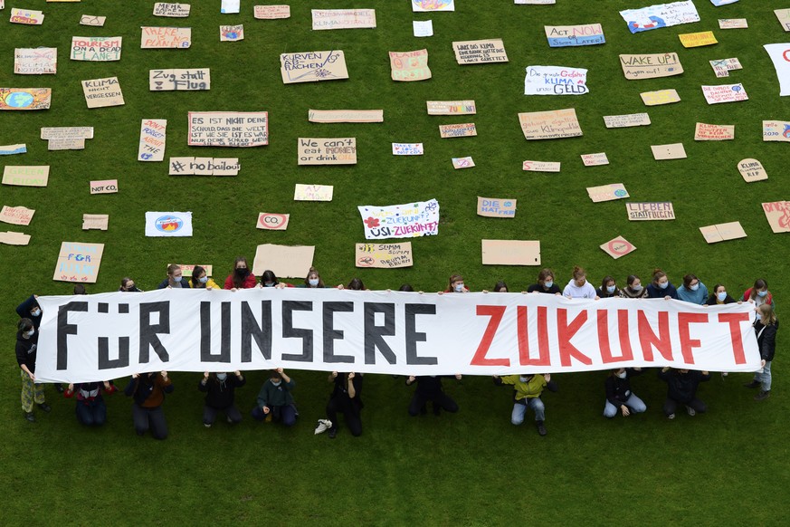 Aktivistinnen und Aktivisten posieren mit ein Banner und Plakaten. Bern, am Freitag 21. Mai 2021.