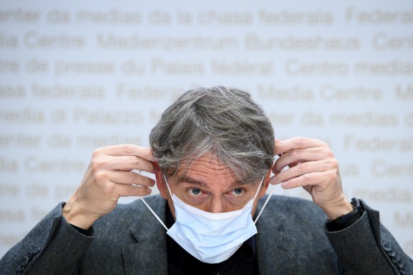 Thomas Steffen, Kantonsarzt Basel-Stadt, Vorstandsmitglied der Vereinigung der Kantonsaerztinnen und Kantonsaerzte, nimmt seinem Schutzmaske auf, nach einer Point de Presse zum Coronavirus mit Fachexp ...