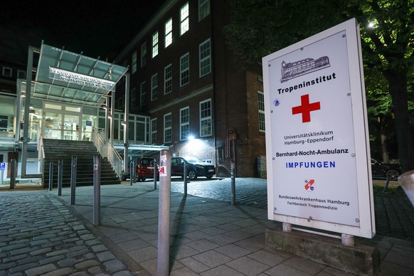 02.10.2024, Hamburg: Blick auf den Eingang zum Bernhard-Nocht-Institut f�r Tropenmedizin (Tropeninstitut). Am Hamburger Hauptbahnhof ist mindestens ein Mensch wegen einer m�glichen schweren Infektions ...