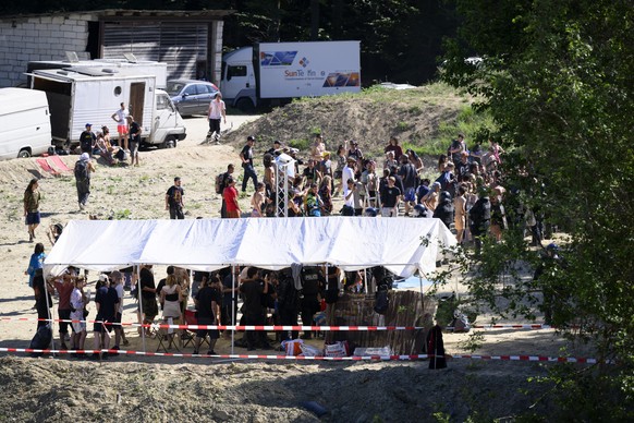 Des ravers sont controles par des policiers de la police cantonale de Fribourg lors d&#039;une operation d&#039;evacutation du rassemblement illegal, rave sauvage ce jeudi 26 mai 2022 a Montagny, Frib ...